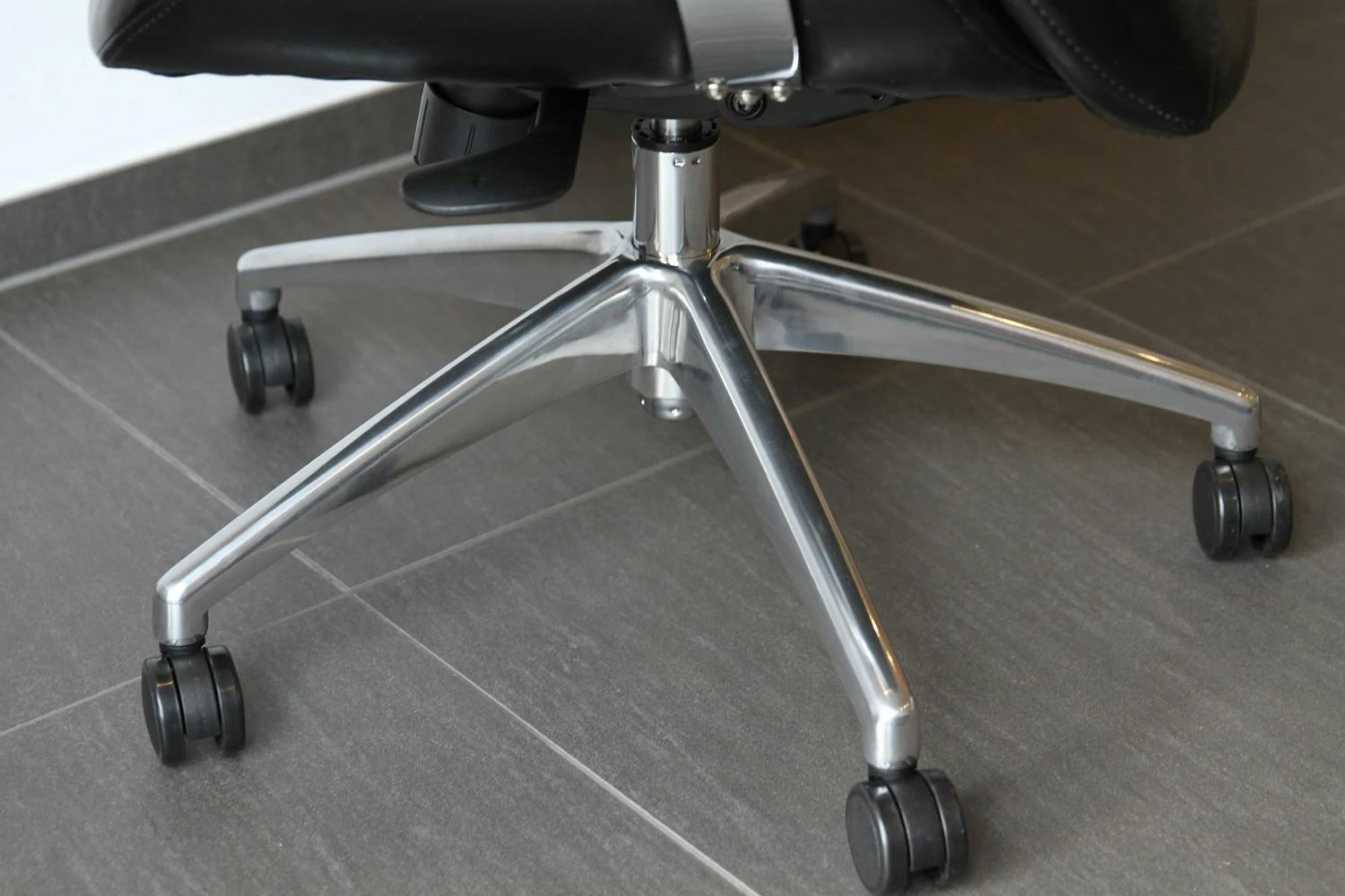 Bürodrehstuhl Schalensitz Schreibtischstuhl Drehstuhl Chefsessel Racer "GT2" Schwarz/black Classic Car Seat 212655 8 Bürodrehstuhl Schalensitz Schreibtischstuhl Drehstuhl Chefsessel Racer "GT2" Schwarz/black Classic Car Seat 212655 – Bild 6